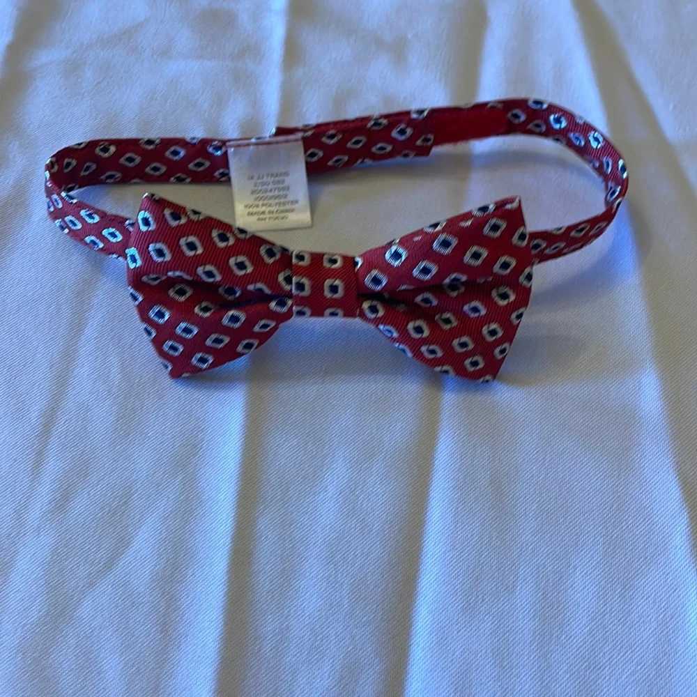 Boys bow tie. Red with blue diamond. Size 4-6. Velcro close. great condition.